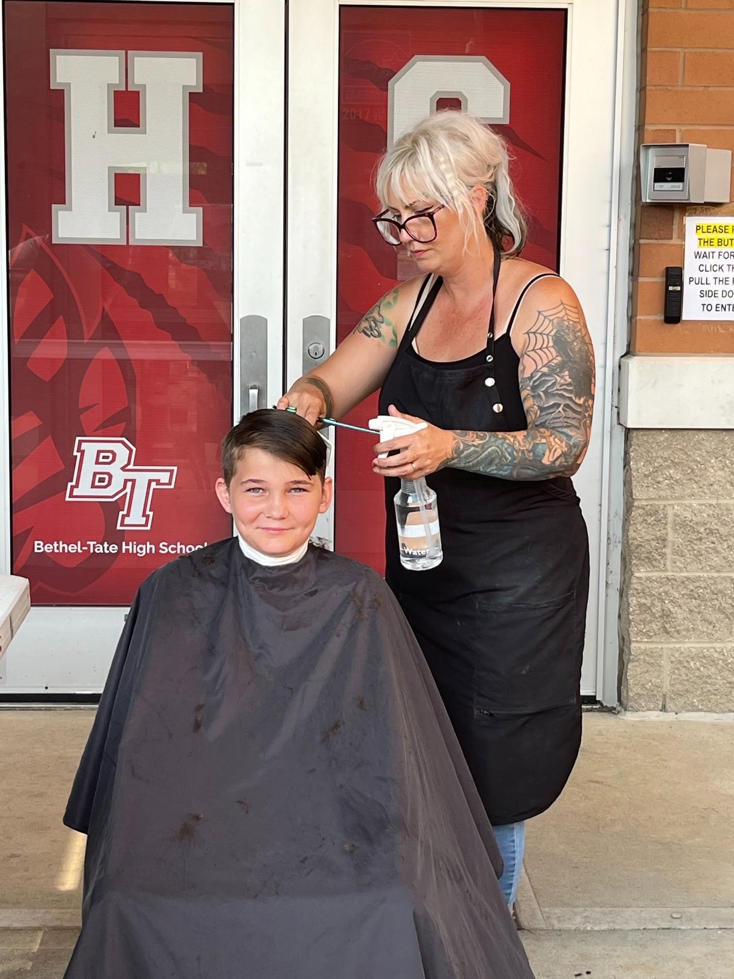 Volunteer gives Bethel-Tate student a free haircut