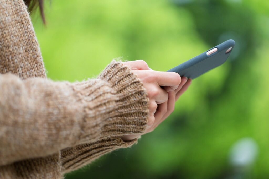 Resident signs up for a text alert on a smartphone