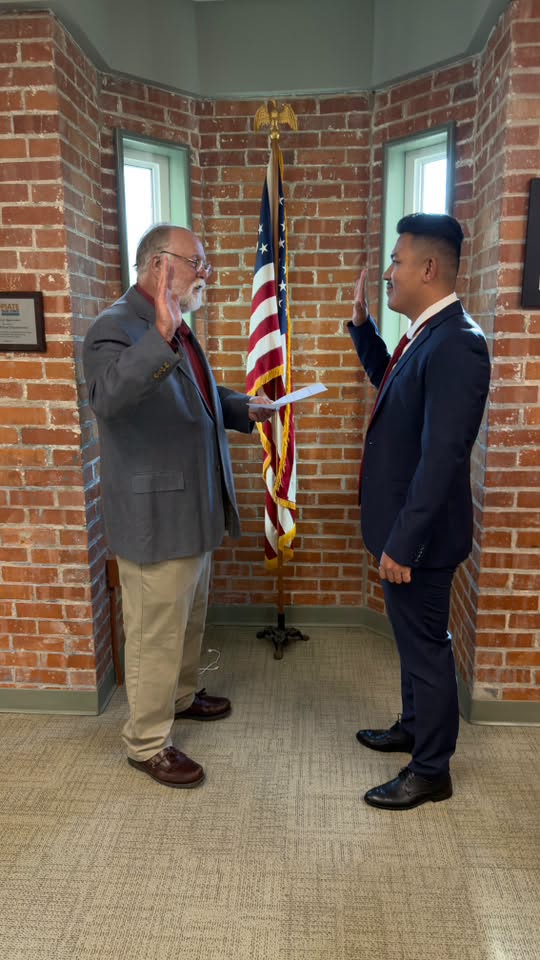 Batavia Mayor Steve Staton swears in Officer Keyes