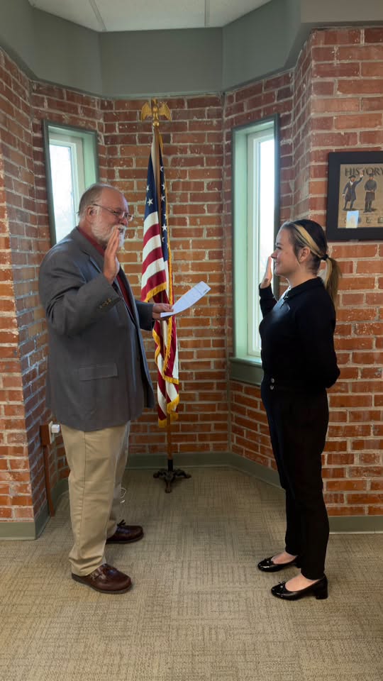 Batavia Mayor Steve Staton swears in Officer Rai